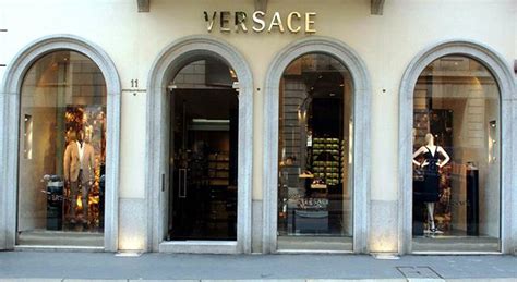 versace borsa azioni|Capri Holdings aumenta guidance. Per Versace ricavi oltre 1 .